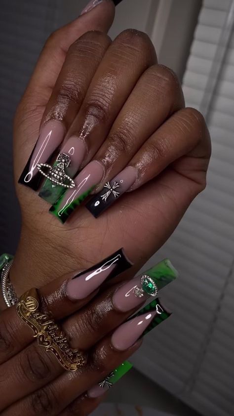 Black Nails Baddie, Baddie Black Nails, Black Baddie Nails, Emerald Green And Black Nails, Green Baddie Nails, Black And Green Nails, Green And Black Nails, Ashtray Design, Bad And Boujee Nails