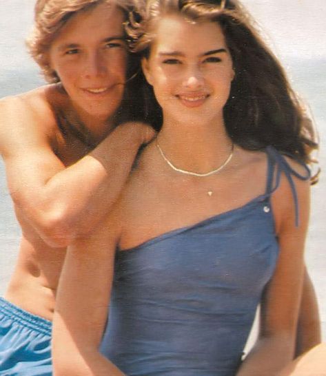 Christopher Atkins and Brooke Shields on the set of "The Blue Lagoon" in Fiji, 1979. Young Brooke Shields, Brooke Shields Blue Lagoon, Blue Lagoon Movie, Christopher Atkins, Brooke Shields Young, African Print Maxi Skirt, Brooke Shields, Elle Fanning, Pretty Eyes