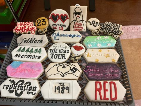 Taylor Swift Food, 22 Birthday Ideas, Taylor Swift Cookies, Birthday Taylor Swift, Party Favour Ideas, Taylor Swift Party Ideas, 19th Birthday Party, Happy Birthday 23, Taylor Swift Cake