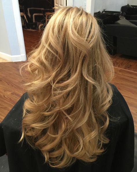 White Initiation Dress, Large Curls Long Hair, Soulmate Sketch, Find Your Soulmate, Blonde Hair Inspiration, Blowout Hair, Blonde Hair Looks, Hair Stylies, Penteado Cabelo Curto