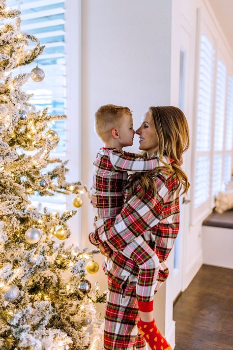 Indoor Christmas Photos, Christmas Pajama Pictures, Christmas Baby Pictures, Christmas Poses, Christmas Family Photoshoot, Christmas Dog Outfits, Baby Christmas Photos, Xmas Pictures, Xmas Photos