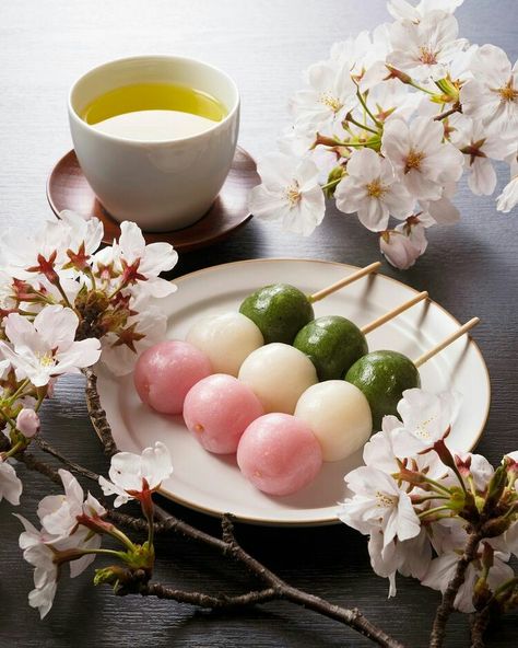 Hanami Dango Aesthetic, Traditional Japanese Desserts, Japanese Cuisine Aesthetic, Dango Aesthetic, Japanese Desert, Japanese Dango, Hanami Dango, Desserts Japonais, Japanese Fruit