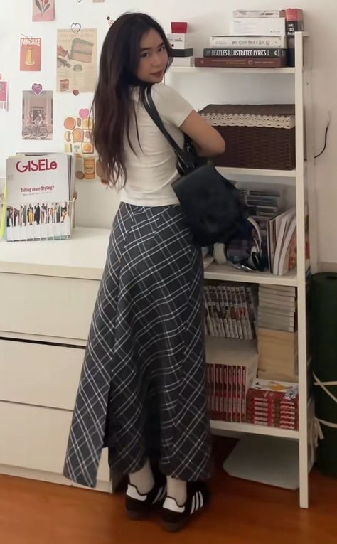 Long Plaid Skirt Outfit Summer, Long Plaid Skirt Outfit Aesthetic, Plaid Skirt Outfit Aesthetic, Long Plaid Skirt Outfit, Midi Skirt Outfit Aesthetic, Y2k Long Skirt, Geek Chic Outfits, Skirt Outfits Aesthetic, Long Plaid Skirt