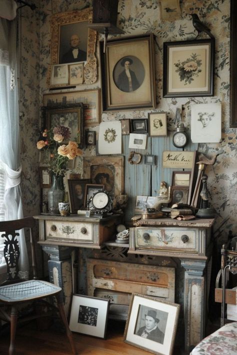 Cottagecore Homes, Vintage Room Aesthetic, Dark Academia Interior, Antique Store Displays, Vintage Decor Ideas, Antique Booth Ideas, Timeless Home, Dark Home, Victorian Decor