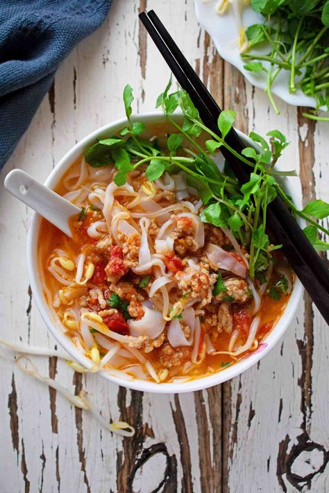 Laos Khao Soi - Tomato Meat Sauce Noodle Soup - Scruff & Steph Lao Noodle Soup, Noodle Soups, Khao Soi, Laos Food, Fried Noodles, Easy Asian, Asian Soup, Asian Foods, Minced Meat