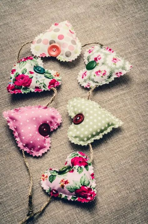 Shabby Chic Wedding Decor, Valentines Bricolage, Shabby Chic Hearts, Decoration Shabby, Shabby Chic Room, Shabby Chic Interiors, Fabric Hearts, Shabby Chic Crafts, Heart Garland