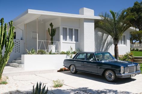 A spectacular Palm Springs inspired before and after - The Interiors Addict Palm Springs House Exterior, Ronnie And Georgia, Palm Springs Exterior, Villa Style Home, Palm Springs Homes, Palm Springs Interior, Retro Beach House, Alfresco Decking, Leadlight Windows