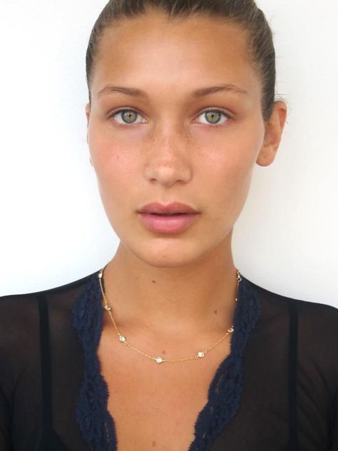 Bella Hadid Bella Hadid Makeup, Models Without Makeup, Bella Hadid Style, Tan Face, Bare Face, Hadid Style, Img Models, Model Face, La Girl