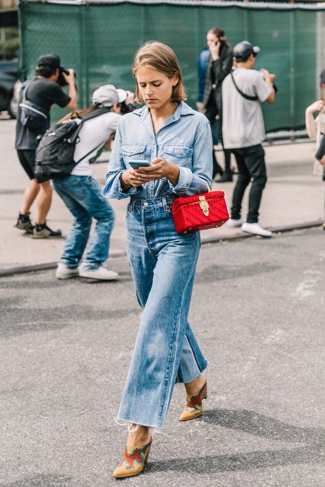 Looking for a new way to wear denim culottes in all your outfits? Look no further. Take inspiration from our favorite style stars to see how it's done. Summer Dinner Outfits, Denim Street Style, Jeans Trend, Moda Denim, Look Jean, Denim Outfits, Denim On Denim, Red Purse, Model Street Style