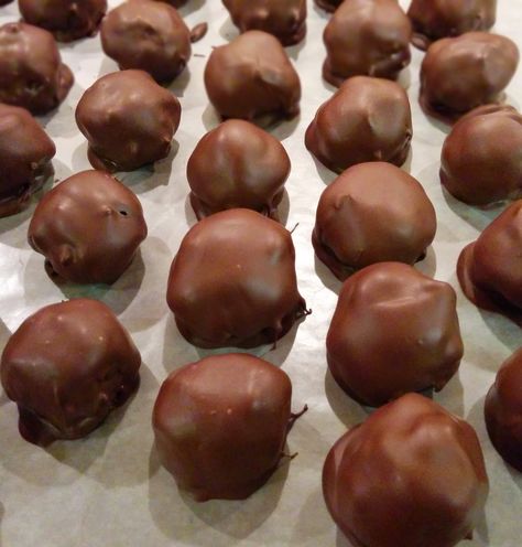 Oh! You Cook!: Baci (Italian Chocolate-Hazelnut Kisses) Italian Kisses, Baci Chocolate, Italian Dessert Recipes, How To Temper Chocolate, Italian Chocolate, Italian Recipes Dessert, Fruit Salad Easy, Dairy Desserts, Cabbage Soup Recipes