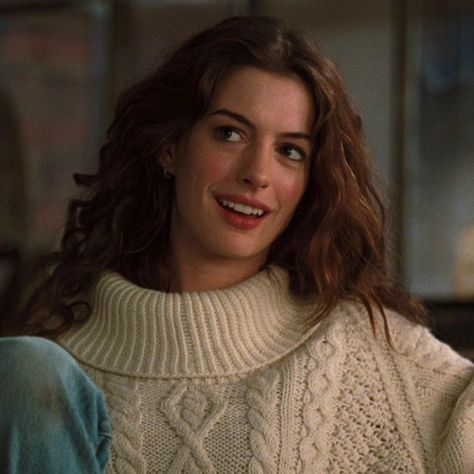 Velvey on Instagram: "This is your sign to get the perfect white sweater this fall 🤍🫶🏻" Rambut Brunette, Studera Motivation, Bridget Jones, Fall Fits, Anne Hathaway, Autumn Aesthetic, White Sweater, Gilmore Girls, New Yorker