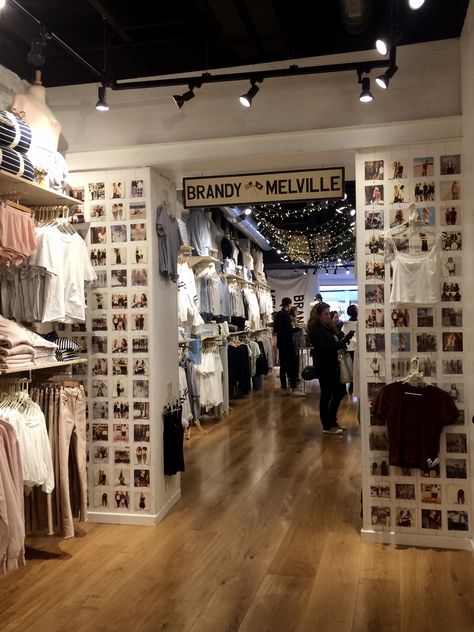 Brandy Melville Inspired Room, Brandy Melville Room Decor, Brandy Melville Decor, Working At Brandy Melville, Brandy Melville Aesthetic Bedroom, Brandy Melville Bedroom, Brandy Melville Store Aesthetic, Brandy Melville Room, Brandy Melville Store