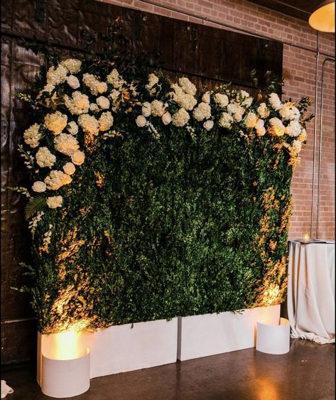 Fresh Flowers Decorations, Greenery Photo Wall Wedding, Green Backdrop With Flowers, Grass Wall With Flowers, Flower Decoration For Birthday, Wedding Greenery Wall, Green Wall Wedding, Greenery Backdrop Wedding, Unique Backdrop Ideas