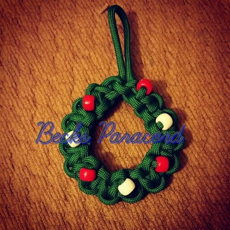 Paracord Christmas Wreath Christmas Paracord Crafts, Paracord Christmas Tree, Paracord Christmas Ornaments, Paracord Christmas, Macrame Xmas Wreath, Patterns For Christmas Macrame Wreaths, Christmas Macrame Ideas Wreaths & Garlands, Parachute Cord Crafts, Paracord Projects Diy