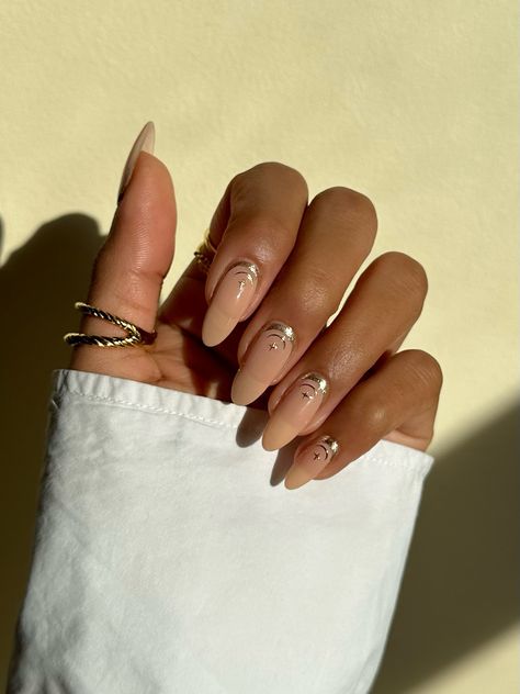 Gold natural nails for festivals Golden Hour Nails, Festival Nails Coachella, Coachella Nails, Festival Nails, Nail Extensions, Golden Hour, Sticker Set, Nail Inspo, Manicure