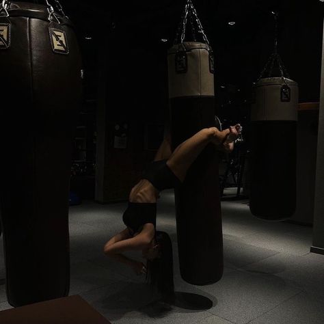 Boxer Aesthetic, Boxing Girl, Dark Feminine Aesthetic, Fitness Inspiration Body, Miyagi, Workout Aesthetic, Sport Motivation, Feminine Aesthetic, 인물 사진