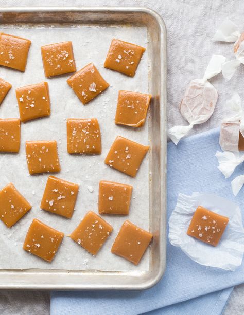 Soft, chewy, and ready in 6 minutes. Whats not to love about these microwave caramels? Enjoy these as a quick snack or wrap them in parchment paper for a perfect Halloween gift. Salted Caramel Candy, Microwave Caramels, Salted Caramel Recipes, Dessert Halloween, Bourbon Caramels, Biscuits Graham, Soft Caramel, Caramel Topping, Sea Salt Caramel