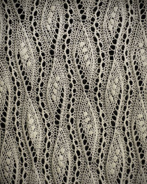 Knitted Lace from Estonia.On display in a museum in the US. Most displayed are delicate shawls that feature the nupp, a small knot of yarn that can’t be made by machine ensuring the pieces are hand made.  No pattern available on this one but it would be wonderful to be able to recreate. Lace Knitting Stitches, Gilet Crochet, Knitted Lace, Mode Crochet, Lace Knitting Patterns, Knit Stitch Patterns, Knitting Charts, Garter Stitch, Knitting Tutorial