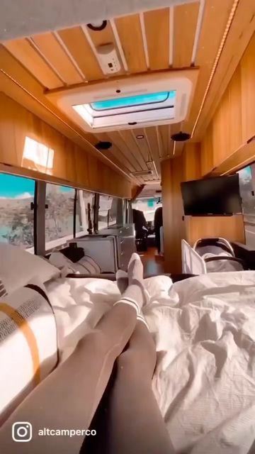 Bus Motorhome Interior, Motorhome Camping, Caravan Van, Luxury Campers, Motorhome Interior, Camper Bus, Bus Living, Luxury Van, Van Conversion Interior