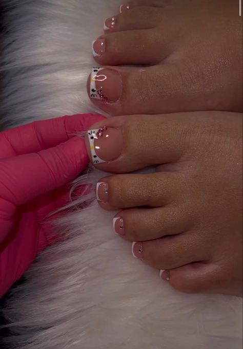 Hello Kitty Toenail Designs, Hello Kitty French Tip Toes, Hello Kitty Toenails, Hello Kitty Toes Nail Design, Hello Kitty Pedicure, Hello Kitty Acrylic Nail Designs, Pink Nails Toes, Short Nails Hello Kitty, Hello Kitty Nails Aesthetic