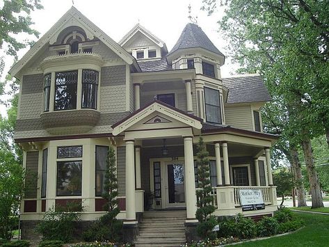 14 Extremely Impressive Victorian House Designs Folk Victorian House, Victorian House Colors, Victorian Things, Mansion Homes, Victorian Homes Exterior, Victorian Exterior, Old Victorian Homes, Victorian Style House, Victorian Beauty