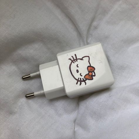 Sanrio Diy Decor, Charger Decorations Diy, Hello Kitty Diy Room Decor, Diy Charger Art, Hello Kitty Diy Decorations, Sanrio Diy Crafts, Aesthetic Charger, Hello Kitty Charger, Diy Hello Kitty Crafts