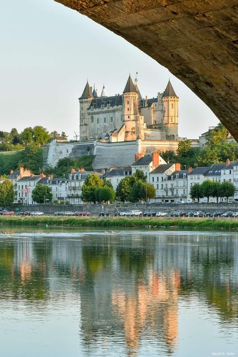 Saumur via Visit Atlantic Loire Valley's Facebook Page Mums Painting, Loire Valley France Itinerary, Loire Valley France Winery, The Loire Valley France, Fairmount Chateau Lake Louise, French Holiday, Loire Valley Castles, Loire Valley France, Travel Vibes