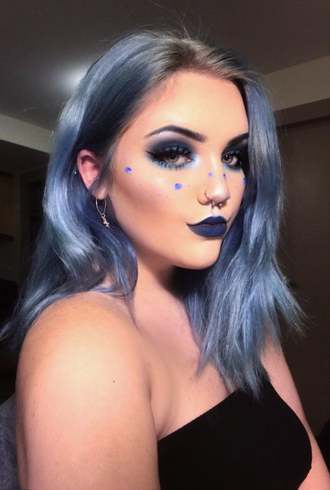 instagram: @jademuua @lemon.j.ade  #blueberry #makeupartist #makeup #fruit #fruitmakeup #bluemakeup #blueberrymakeup #makeupinspo #halloweenmakeup Blueberry Muffin Makeup Look, Blue Hair Makeup Ideas, Blueberry Costume Diy, Blue Halloween Makeup Ideas, Blueberry Makeup, Blueberry Fashion, Makeup Inspired By Fruits, Annabelle Makeup, Blueberry Fairy