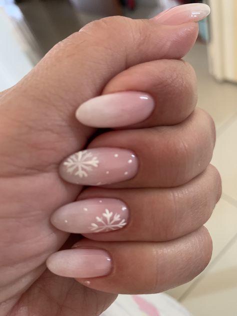 Basic Xmas Acrylic Nails, Nude Nails With Snowflake Design, Really Simple Christmas Nails, Christmas Nails Almond Snowflake, Nails Acrylic December, Nude Nails Snowflake, Christmas Nails Simple Snowflake, Clean Girl Nails Christmas, Pale Christmas Nails