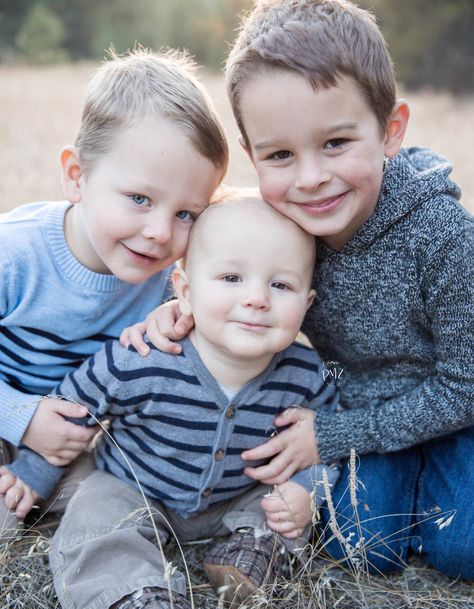 Family Photos With Baby And Siblings, 3 Brothers Picture Ideas, Three Brothers Photo Shoot, 3 Kids Photoshoot Ideas, 3 Siblings Photography, 3 Siblings Photography Poses, Cousin Photos, Siblings Poses, Sibling Photography Poses