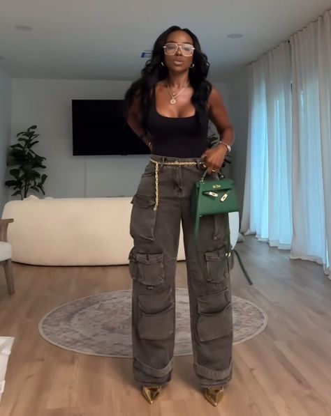 Cargo Pants With Heels Outfit, Cargo With Heels, Cargo Pants And Heels Outfit, Classy Cargo Pants Outfit, Cargo Pants Heels, Cargo Pants With Heels, Cargo Pants Women Outfit, Dinner Outfit Classy, Thrifting Ideas