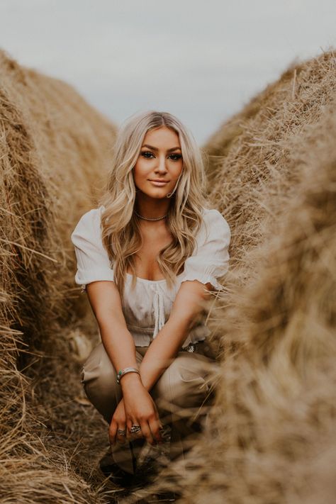 8th Grade Picture Ideas, Senior Picture Ideas Winter, Ranch Photoshoot, Cowgirl Senior Pictures, Photoshoot Ideas Fall, Pretty Senior Pictures, Farm Senior Pictures, Western Shoot, 16 Photoshoot