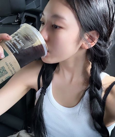 ⿻ hairstyle inspo ; braids ; coffee ; americano ; starbucks aesthetic; cafe ; girl ; feminine // 『𝑐𝑟𝑒𝑑𝑖𝑡𝑠 𝑙𝑖𝑛𝑘𝑒𝑑』 Ngl Link, Very Important Person, 사진 촬영 포즈, Ning Yizhuo, Ning Ning, Whiplash, Black Mamba, Girl Icons, Kpop Idols