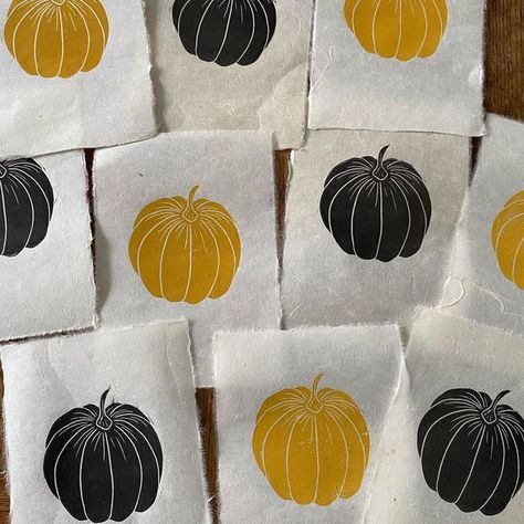 Rose Agar on Instagram: "Managed to get a few prints done last night! Pumpkin prints now on the shop…. . . . #inspiredbynature_ #inspiredbyautumn #autumnal #linocut #linoprint #printmaking #printmaker #standwithsmall #printmakingforthepeople #loktapaper #rusticstyle #woodlandnature #etsyuk" Pumpkin Lino Print, Pumpkin Linocut, Rag Pumpkins, Halloween Linocut, Lino Ideas, Gourds Art, Linoleum Block Printing, Linocut Printmaking, Lokta Paper