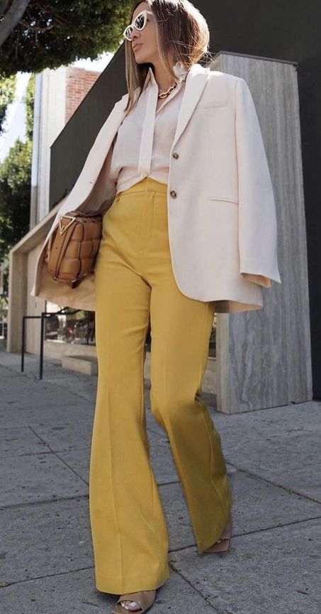 Yellow Trousers Outfit, Outfits For Italy, Italy In April, European Street Style, Trip To Italy, Casual Outfit Inspiration, Italy Outfits, Spring Trip, Mode Casual