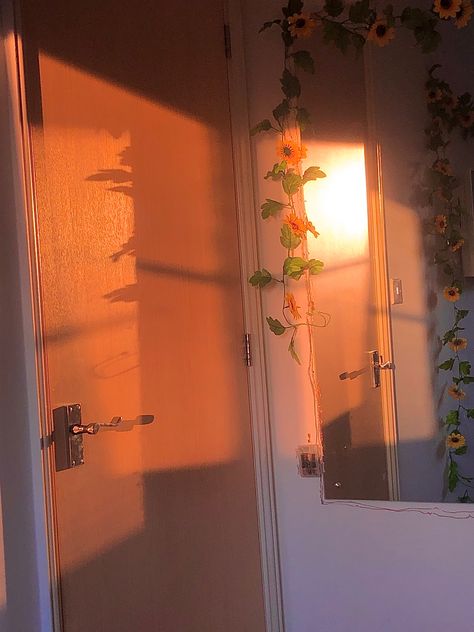 Sunset Aesthetic Room Decor, Sunset Aesthetic Room, Sunset Room Aesthetic, 1970s Bedroom, Beige Room, Orange Walls, Girly Room, Warm Hug, Bedroom Aesthetic