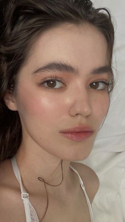 Korean Makeup Trends: How To Get The K-Beauty Look In 2024 Rosy Glowy Makeup, Leah Somaya, Peachy Makeup Look Natural, No Eyeliner Makeup Look Natural, Ethereal Essence Makeup, Ingenue Essence Makeup, Airy Boyish Makeup, Neutral Skin Tone Makeup, Boyish Makeup