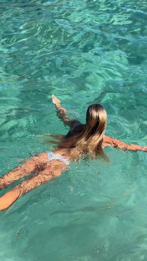 Mediterranean Vacation, Swimming Photos, Beach Girl Aesthetic, Ocean Girl, Swimming Hairstyles, Water Aesthetic, Beach Workouts, Girls Vacation, Natural Swimming Pool