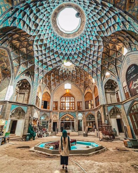 Persian Decor, Iran Culture, Iranian Architecture, Persian Architecture, Persian Garden, Desert Tour, Asia Travel Guide, Grand Bazaar, Historical Place