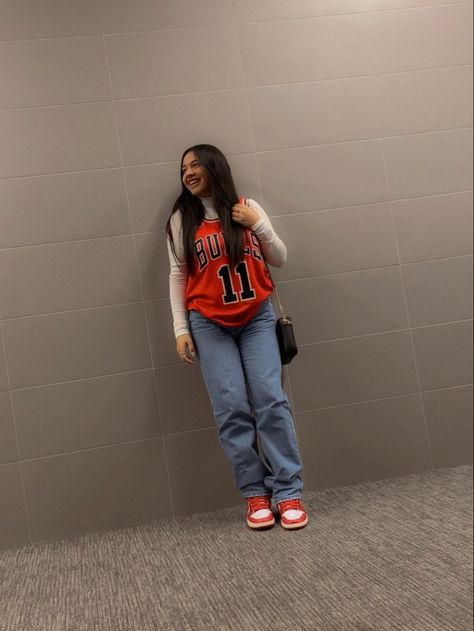 Outfit ideas🫶🏼🫶🏼 Bulls Game Outfit Women Winter, Bulls Outfit Woman Chicago, Chicago Bulls Jersey Outfit Woman, Bulls Jersey Outfit Woman, Bulls Game Outfit Women, Bulls Game Outfit, Nba Game Outfit Woman Winter, Chicago Bulls Outfit Woman, Nba Jersey Outfit Woman