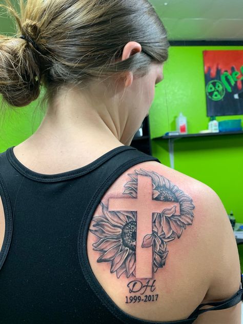 Cross With Sunflower Tattoo, Sunflower Cross Tattoo, Rip Tattoos For Brother, Remember Tattoo, Rip Tattoo, Ink Flowers, Sunflowers And Roses, Remembrance Tattoos, Mom Tattoo