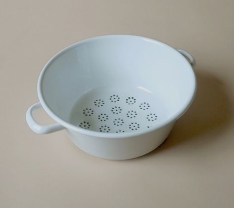 Large Colander Casper Bed, Garden Objects, Boat Galley, Home Goods Furniture, Safari Chair, Kitchen Gear, Vitreous Enamel, Task Lamps, Kitchen Tops