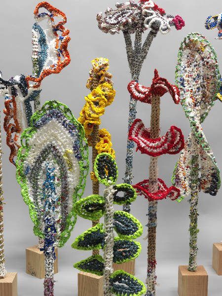 Nature-Based Plarn Crochet Artist Barbara De Pirro 20 Plastic Bag Crochet, Diy Fleur, Recycled Plastic Bags, Diy Wall Clock, Form Crochet, Freeform Crochet, Recycled Art, Floral Artwork, Bag Crochet