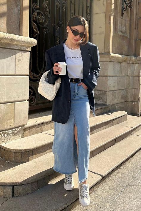 Wanna to know how to style a long denim skirt. Check out these super stylish denim maxi skirt outfit ideas Maxi Denim Skirt Outfit Ideas, Jean Skirt Outfits Fall, Maxi Denim Skirt Outfit, Denim Skirt Outfit Fall, Denim Maxi Skirt Outfit, Long Denim Skirt Outfit, Denim Skirt Outfit, Jean Skirt Outfits, Long Jean Skirt