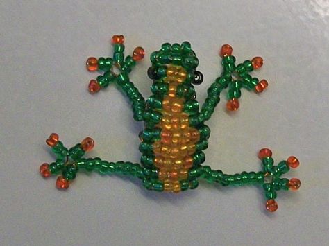 Free detailed tutorial with step by step photos on how to make a frog out of seed beads and wire in the technique of 3D beading. Great for beginners! 3d Seed Bead, Beaded Gecko, Beaded Frog, Beaded Animals Tutorial, Pony Bead Animals, Beaded Dragonfly, Frog Crafts, Beaded Spiders, Beading Patterns Free