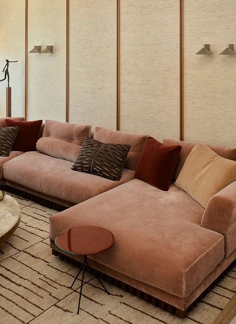 Pink Sofa Living Room, Brown Interior Design, Brown Rooms, Hm Home, Spanish Style Home, Pink Living Room, Pink Sofa, Design Practice, Brown Interior