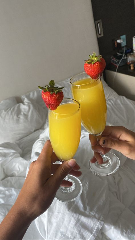 Brunch Ideas Mimosa, Mimosa Brunch Aesthetic, Drinks Party Aesthetic, Aesthetic Champagne, Mimosa Recipes, Light Refreshments, Mimosa Cocktail, Mimosa Brunch, Denim Tube Top