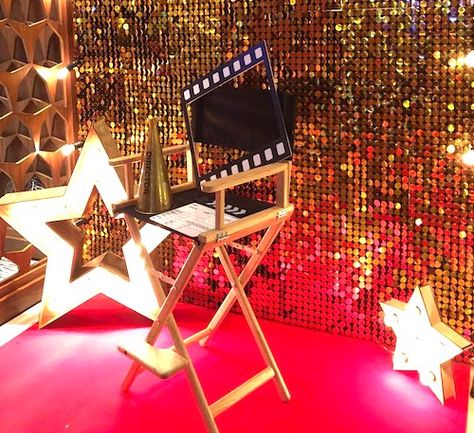 Sweet Sixteen Hollywood Theme Party, Vintage Red Carpet Aesthetic, Old Hollywood Red Carpet Aesthetic, Movie Premiere Birthday Party Ideas, Hollywood Theme Photo Booth, Old Hollywood Photobooth, Hollywood Stage Design, A Night In Hollywood Theme, Hollywood Backdrop Ideas