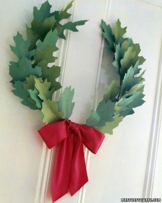 Cheap Christmas Wreaths, Paper Leaf Wreath, Diy Christmas Window, Paper Wreath Diy, Winter Display, Christmas Wreath Craft, Diy Crafts Christmas, Easy Holidays Crafts, Christmas Window Decorations