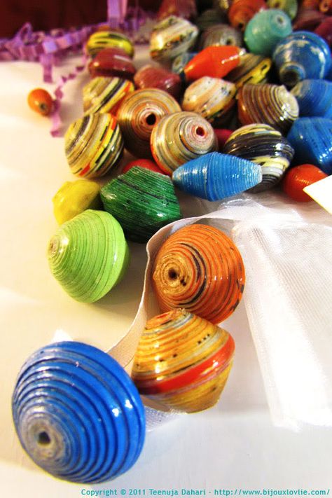 So Paper Beads Tutorial, Paper Beads Diy, Make Paper Beads, Quilled Creations, Paper Bead Jewelry, Magazine Crafts, Make Paper, Old Magazines, Paper Jewelry